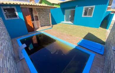 Imagem: A casa possui 3 Dormitórios, 1 Banheiro, 2 Vagas na garagem