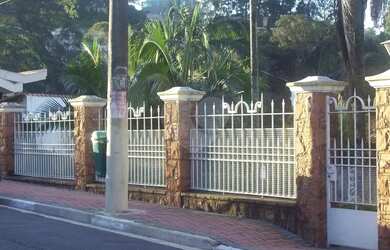 Imagem: A casa possui 4 Dormitórios, 3 Banheiros, 5 Vagas na garagem