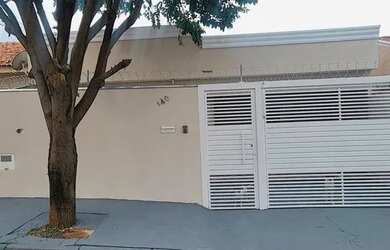 Imagem: A casa possui 3 Dormitórios, 2 Banheiros e 10m² de Área e