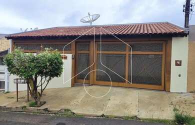 Imagem: A casa possui 3 Dormitórios, 2 Banheiros, 3 Vagas na garagem