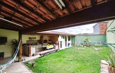 Imagem: A casa possui 3 Dormitórios, 2 Banheiros, 3 Vagas na garagem