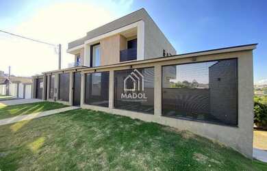 Imagem: A casa possui 3 Dormitórios, 5 Banheiros, 2 Vagas na garagem