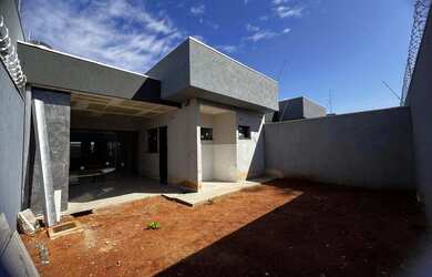 Imagem: A casa possui 3 Dormitórios, 4 Banheiros, 2 Vagas na garagem