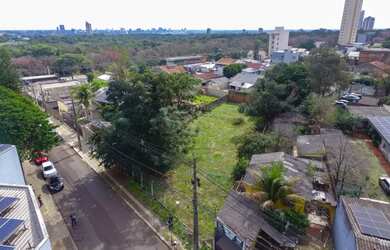 Imagem: O terreno possui 923m² de Área e está localizado em Polo