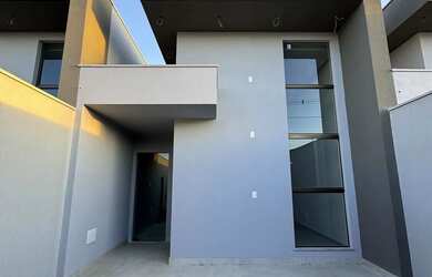 Imagem: A casa possui 2 Dormitórios, 2 Banheiros, 2 Vagas na garagem