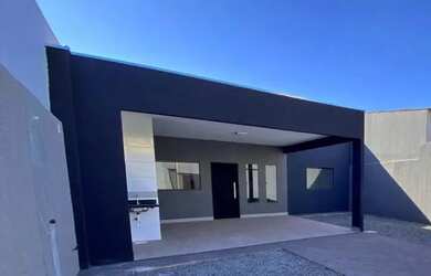 Imagem: A casa possui 3 Dormitórios, 2 Banheiros, 2 Vagas na garagem