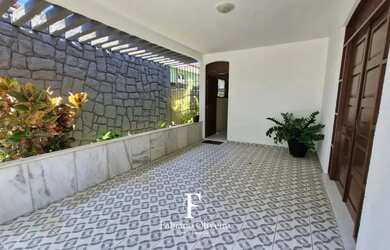 Imagem: A casa possui 4 Dormitórios, 3 Banheiros, 2 Vagas na garagem