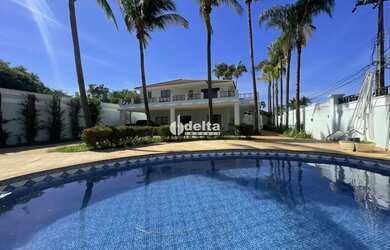 Imagem: A casa possui 4 Dormitórios, 5 Banheiros, 5 Vagas na garagem