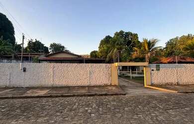 Imagem: A casa possui 4 Dormitórios, 5 Banheiros, 5 Vagas na garagem