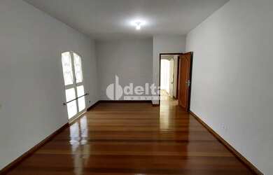 Imagem: A casa possui 3 Dormitórios, 5 Banheiros, 3 Vagas na garagem