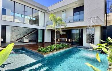 Imagem: A casa possui 4 Dormitórios, 4 Banheiros, 5 Vagas na garagem