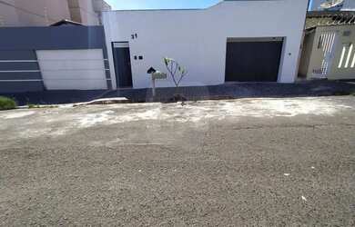 Imagem: A casa possui 3 Dormitórios, 3 Banheiros, 1 Vaga na garagem