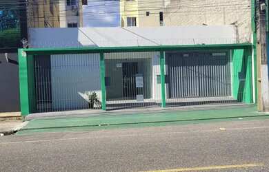 Imagem: A casa possui 5 Dormitórios, 2 Banheiros, 2 Vagas na garagem