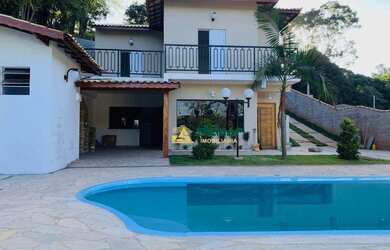 Imagem: A casa possui 4 Dormitórios, 4 Banheiros, 5 Vagas na garagem