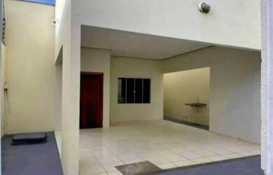 Imagem: A casa possui 2 Dormitórios, 1 Banheiro, 2 Vagas na garagem