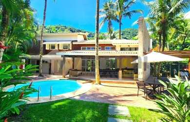 Imagem: A casa possui 5 Dormitórios, 5 Banheiros, 4 Vagas na garagem