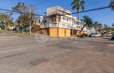 Imagem: A casa possui 4 Dormitórios, 4 Banheiros, 4 Vagas na garagem