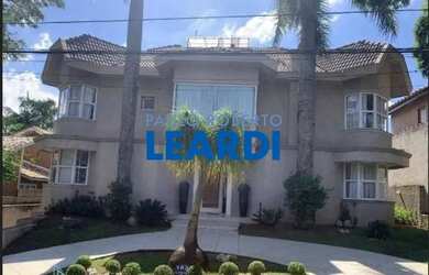 Imagem: A casa em condomínio à venda possui 5 Dormitórios, 5 Banheiros