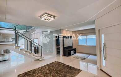 Imagem: A casa possui 4 Dormitórios, 4 Banheiros, 2 Vagas na garagem