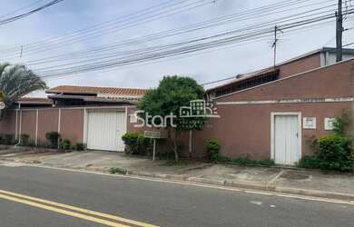 Imagem: A casa possui 3 Dormitórios, 3 Banheiros, 1 Vaga na garagem