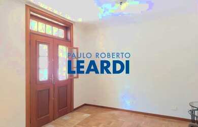 Imagem: A casa possui 3 Dormitórios, 4 Banheiros, 2 Vagas na garagem