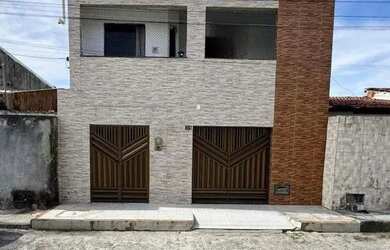 Imagem: A casa possui 3 Dormitórios, 2 Banheiros, 1 Vaga na garagem