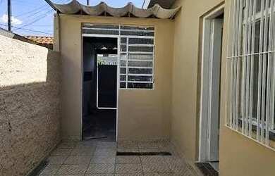 Imagem: A casa possui 2 Dormitórios, 2 Banheiros, 2 Vagas na garagem