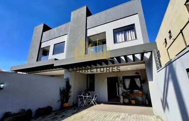 Imagem: A casa possui 3 Dormitórios, 4 Banheiros, 4 Vagas na garagem