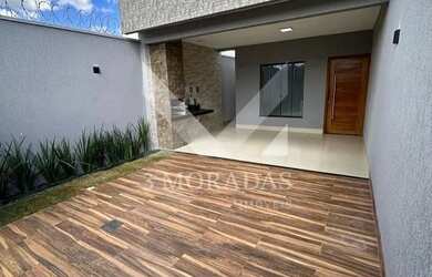 Imagem: A casa possui 3 Dormitórios, 2 Banheiros, 2 Vagas na garagem