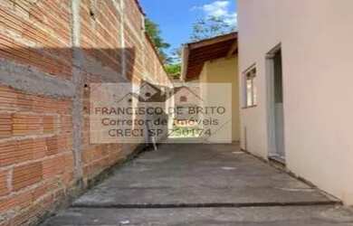 Imagem: A casa possui 1 Dormitório, 1 Banheiro, 1 Vaga na garagem