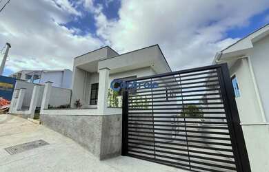 Imagem: A casa possui 3 Dormitórios, 3 Banheiros, 2 Vagas na garagem