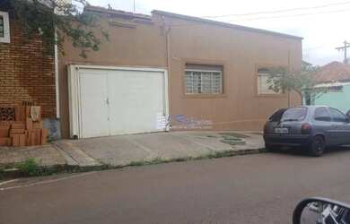 Imagem: A casa possui 2 Dormitórios, 1 Banheiro, 1 Vaga na garagem