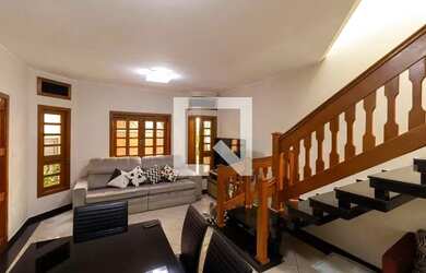 Imagem: A casa possui 2 Dormitórios, 3 Banheiros, 2 Vagas na garagem