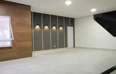 Imagem: A casa possui 3 Dormitórios, 1 Banheiro, 2 Vagas na garagem