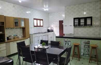 Imagem: A casa possui 2 Dormitórios, 2 Banheiros, 2 Vagas na garagem