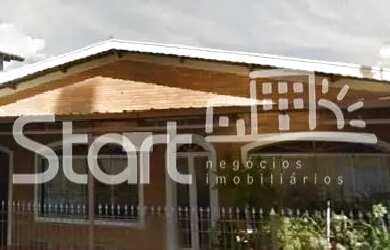 Imagem: A casa possui 4 Dormitórios, 3 Banheiros, 2 Vagas na garagem