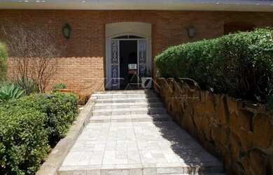 Imagem: A casa possui 4 Dormitórios, 5 Banheiros, 4 Vagas na garagem