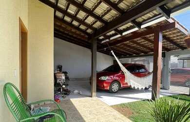 Imagem: A casa possui 3 Dormitórios, 2 Banheiros, 2 Vagas na garagem