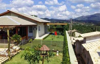 Imagem: A casa em condomínio para alugar possui 3 Dormitórios, 4 Banheiros