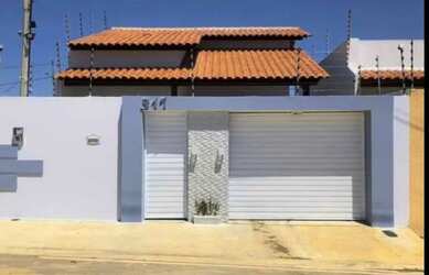 Imagem: A casa possui 4 Dormitórios, 3 Banheiros, 2 Vagas na garagem