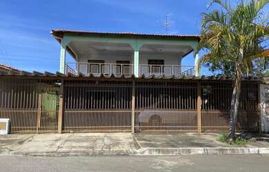 Imagem: A casa à venda possui 4 Dormitórios, 3 Banheiros, 2 Vagas