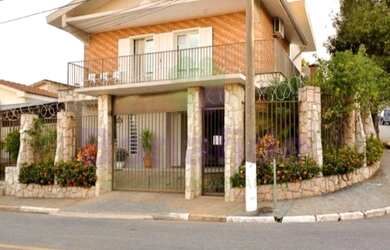 Imagem: A casa possui 4 Dormitórios, 3 Banheiros, 2 Vagas na garagem