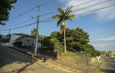 Imagem: A casa possui 3 Dormitórios, 3 Banheiros, 2 Vagas na garagem