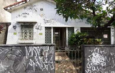 Imagem: A casa possui 3 Dormitórios, 2 Banheiros, 2 Vagas na garagem