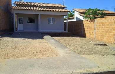 Imagem: A casa possui 3 Dormitórios, 2 Banheiros, 1 Vaga na garagem