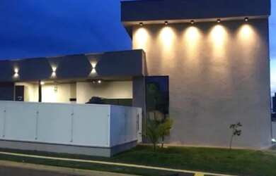 Imagem: A casa possui 3 Dormitórios, 4 Banheiros, 4 Vagas na garagem