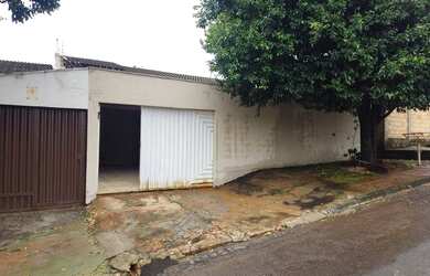 Imagem: A casa possui 3 Dormitórios, 2 Banheiros, 2 Vagas na garagem