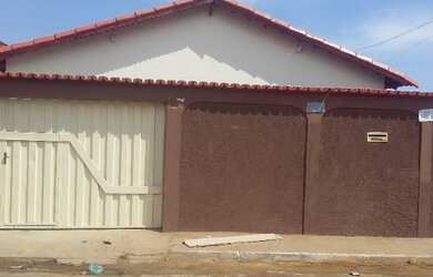 Imagem: A casa possui 3 Dormitórios, 2 Banheiros, 1 Vaga na garagem