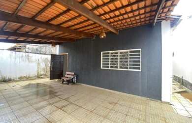 Imagem: A casa possui 3 Dormitórios, 2 Banheiros e 2 Vagas na garagem