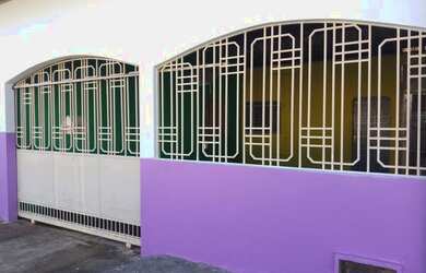 Imagem: A casa possui 2 Dormitórios, 1 Banheiro e 2 Vagas na garagem